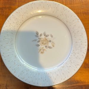 Noritake plate set of 4 Alberta pattern 8 1/4 salad, lunch or dessert plate